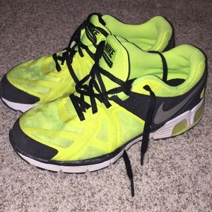 Nike shoes size 5 1/2 - youth